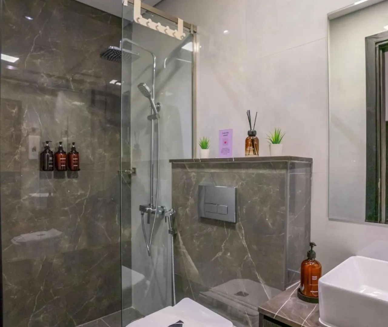 Serene Family Haven With Gym Pool And Sauna Dubai Apartment